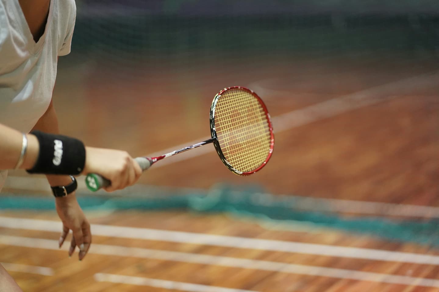 moteris-laiko-badmintono-rakete